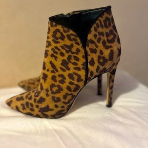 ⚫️JESSICA SIMPSON HEELED BOOTIES